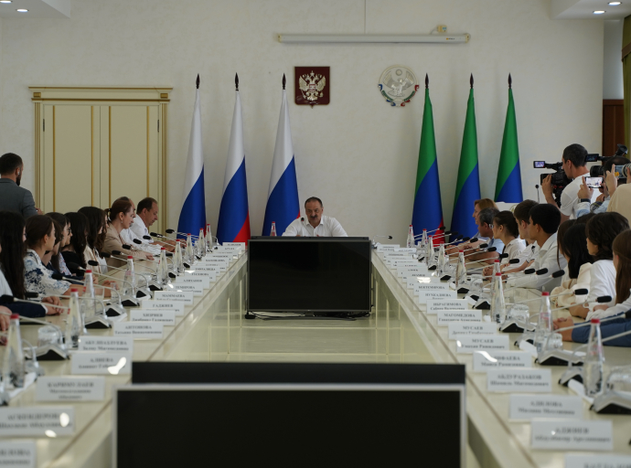 Стобалльников ЕГЭ чествовали в Дагестане